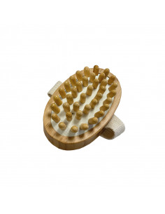 Cepillo Masaje Anticelulitis Bambú NaturaBIO Cosmetics realiza un masaje reafirmante sobre la piel.
