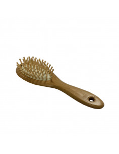 El Cepillo Cabello Bambú Pequeño NaturaBIO Cosmetics masajea el cuero cabelludo y lo desenreda.