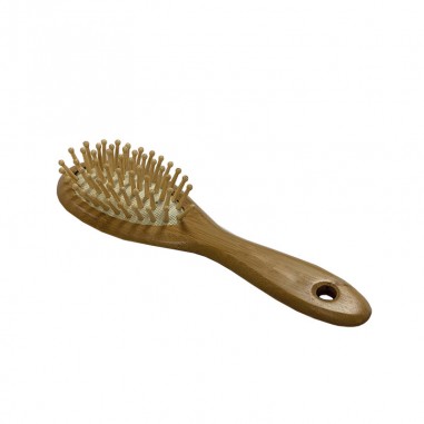 El Cepillo Cabello Bambú Pequeño NaturaBIO Cosmetics masajea el cuero cabelludo y lo desenreda.