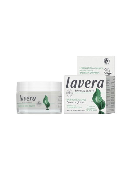 Crema de día Barrier Balance lavera con prebióticos y té verde Bio, envase blanco y caja con hojas verdes, cosmética natural. Crema de día Barrier Balance lavera con prebióticos y té verde Bio, envase blanco y caja con hojas verdes, cosmética natural.