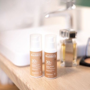 Producto en baño (lifestyle con dos unidades)
Protección solar facial color Dorado SPF 30 Laboratoires de Biarritz en baño
