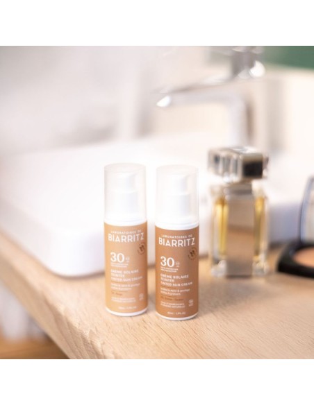 Producto en baño (lifestyle con dos unidades)
Protección solar facial color Beige SPF 30 Laboratoires de Biarritz en baño