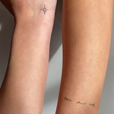 Brazos  donde se ve el contraste del bronceador.