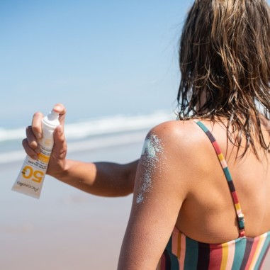 Protector solar facial en spray SPF50...