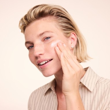 Crema día nutritiva Basis Sensitive lavera aplicada sobre piel seca del rostro