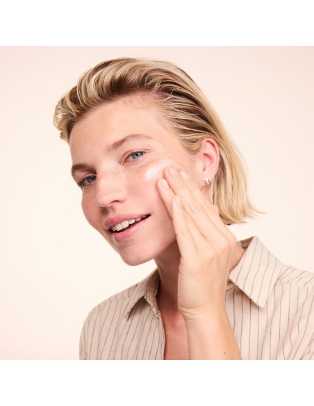 Crema día nutritiva Basis Sensitive lavera aplicada sobre piel seca del rostro