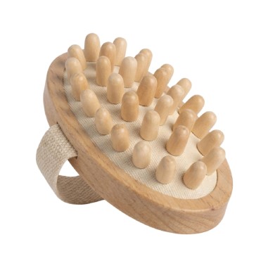 Cepillo Masaje Anticelulitis Bambú NaturaBIO Cosmetics realiza un masaje reafirmante sobre la piel.