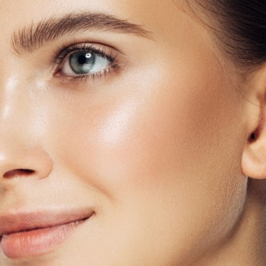 Aplicación de la crema en la piel dl BB cream perfeccionadora.