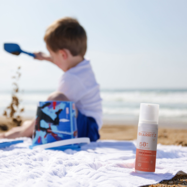 Niño jugando en la playa con crema Solar Niños Spf50+ , la mejor protección natural para niños mayores de 6 años.