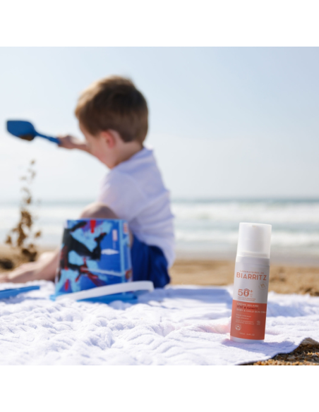 Niño jugando en la playa con crema Solar Niños Spf50+ , la mejor protección natural para niños mayores de 6 años.