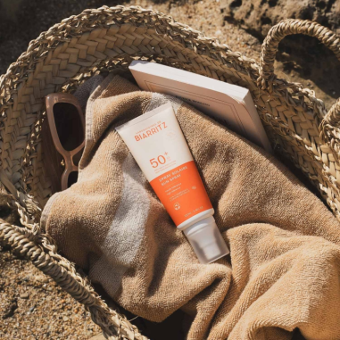 Imagen del Spray solar cara & cuerpo SPF50+ Laboratoires de Biarritz en una bolsa de playa