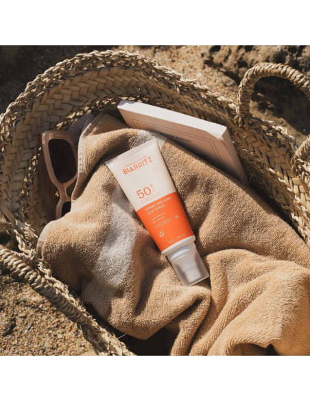 Imagen del Spray solar cara & cuerpo SPF50+ Laboratoires de Biarritz en una bolsa de playa