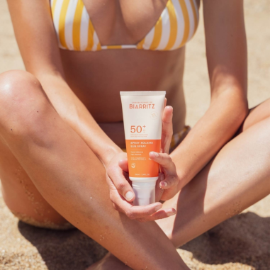Mujer usando Spray solar cara & cuerpo SPF50+ Laboratoires de Biarritz