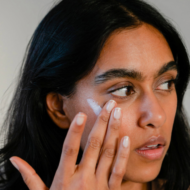 Crema facial hidratante Hydra Protect+ Laboratoires de Biarritz aplicada en la cara