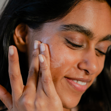 Sérum facial rellenador  Hydra Protect+ Laboratoires de Biarritz aplicado en la piel