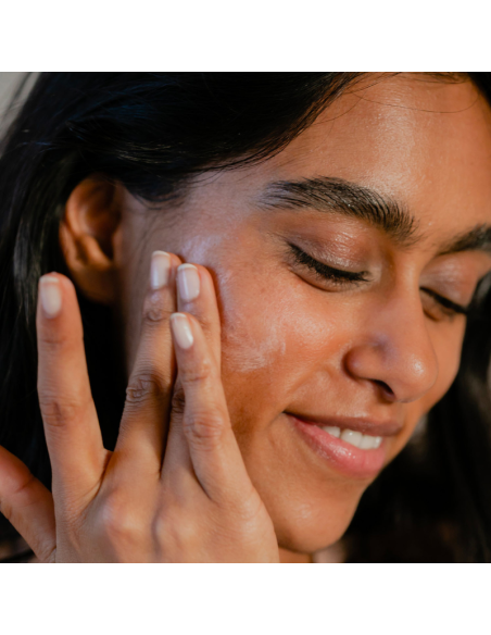 Sérum facial rellenador  Hydra Protect+ Laboratoires de Biarritz aplicado en la piel