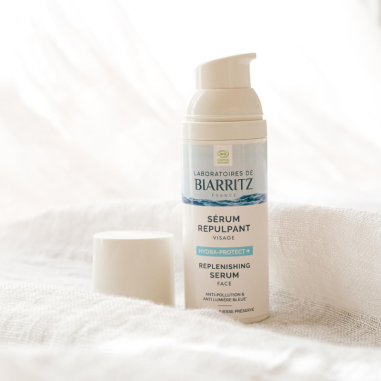 Sérum facial rellenador  Hydra Protect+ Laboratoires de Biarritz sobre fondo blanco