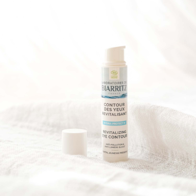 Contorno ojos revitalizante Hydra Protect+ Laboratoires de Biarritz sobre fondo blanco