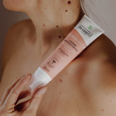 modelo con Crema reparadora alga sendatu Laboratoires de Biarritz