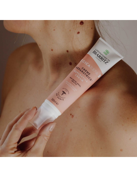 modelo con Crema reparadora alga sendatu Laboratoires de Biarritz