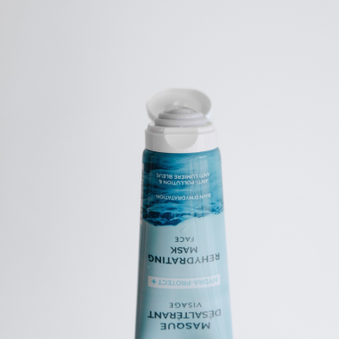Apertura del bote de Mascarilla facial natural Hydra Protect+ Laboratoires de Biarritz