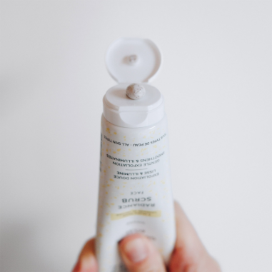 textura del exfoliante facial suave Radiante Laboratoires de Biarritz