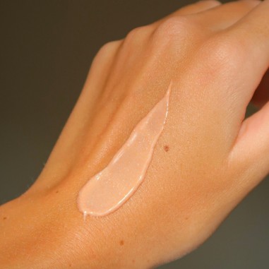 Crema corporal iluminadora Laboratoires de Biarritz aplicación en piel