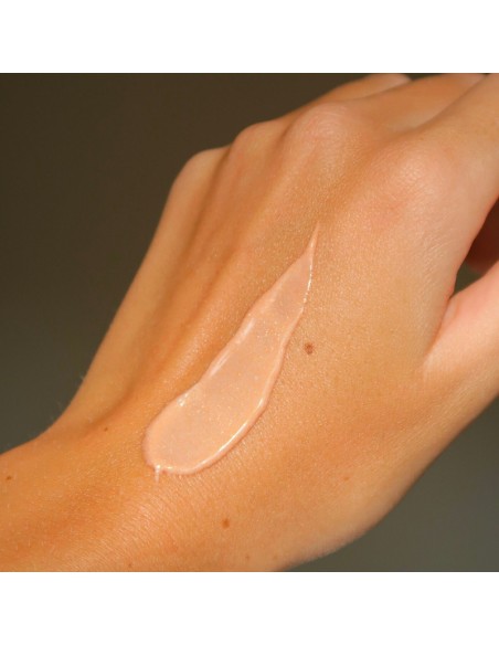 Crema corporal iluminadora Laboratoires de Biarritz aplicación en piel