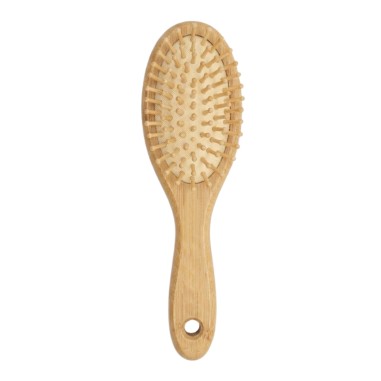 El Cepillo Cabello Bambú Pequeño NaturaBIO Cosmetics masajea el cuero cabelludo y lo desenreda.