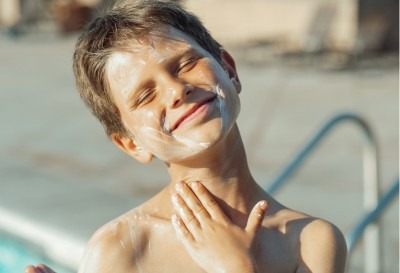 ¿Qué protector solar es seguro para bebés y niños?