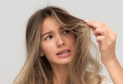 Caída del cabello en otoño: causas y soluciones naturales